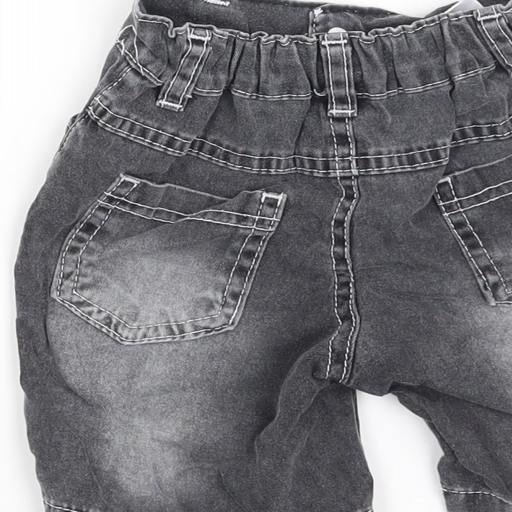 Brand and care label for Siser boys’ grey cropped jeans, size 2, years