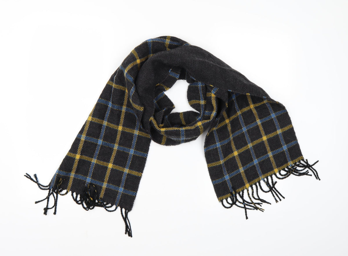 Front view of Dressmann men’s grey camouflage knit scarf one size