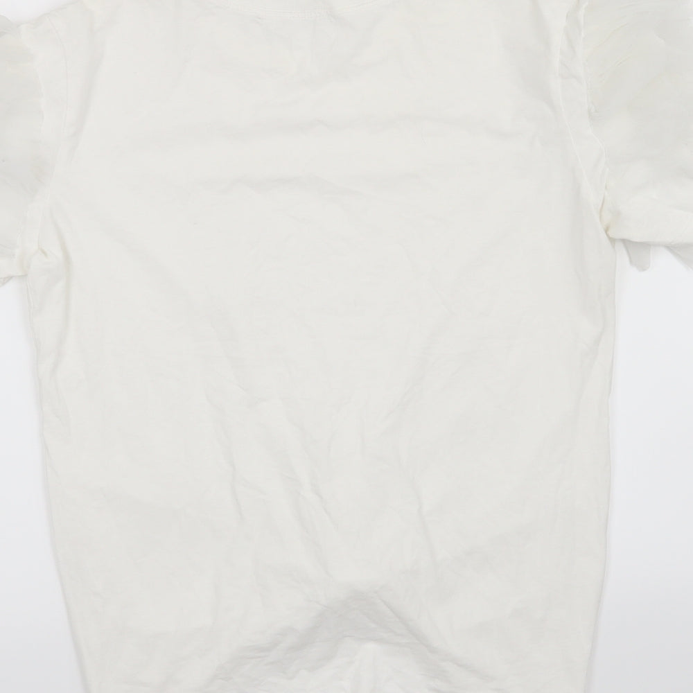 Brand and care label for Yu & Me women’s white basic t-shirt, size M