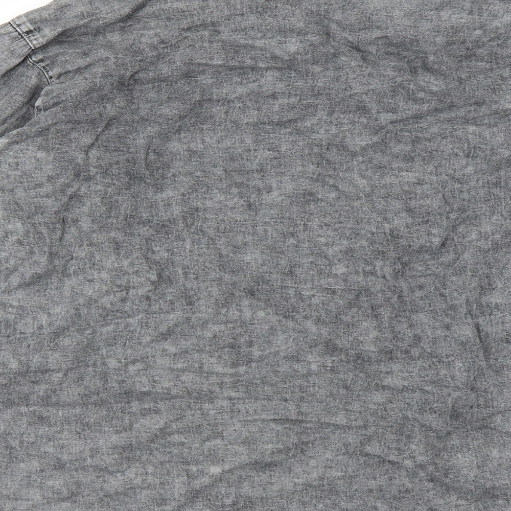 Brand and care label for Rockn rev men’s grey button-up, size M