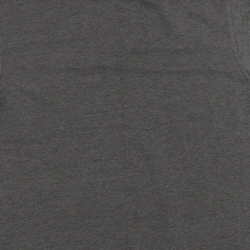 Brand and care label for Uneek men’s grey polo, size L