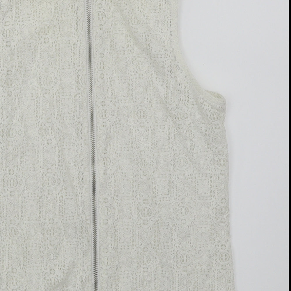 Brand and care label for New Look women’s white floral basic blouse, size UK 8