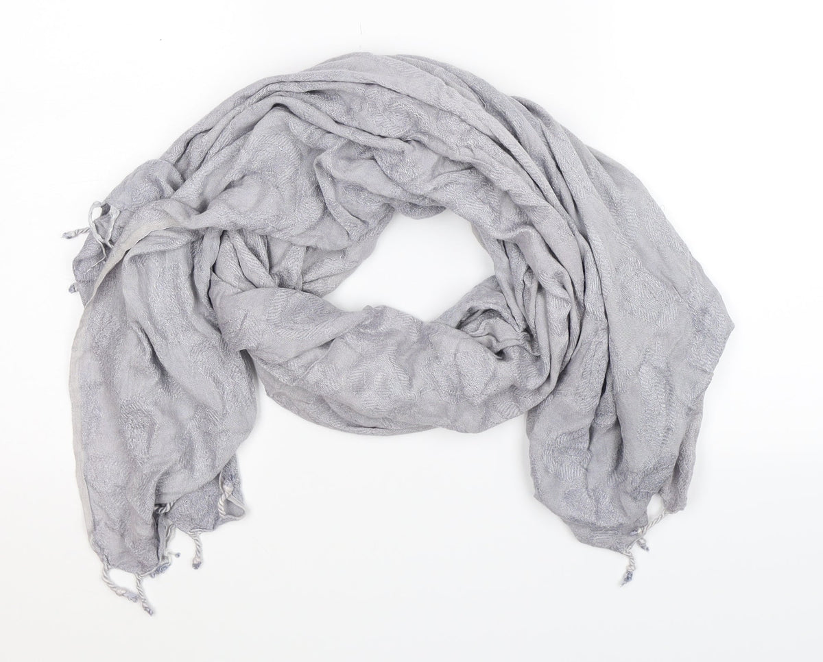 Front view of Preworn women’s grey knit scarf