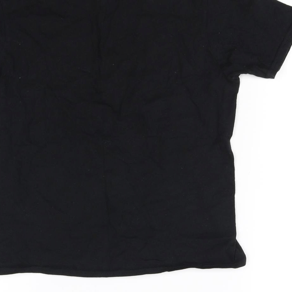 Brand and care label for Gildan boys’ black basic t-shirt, size L