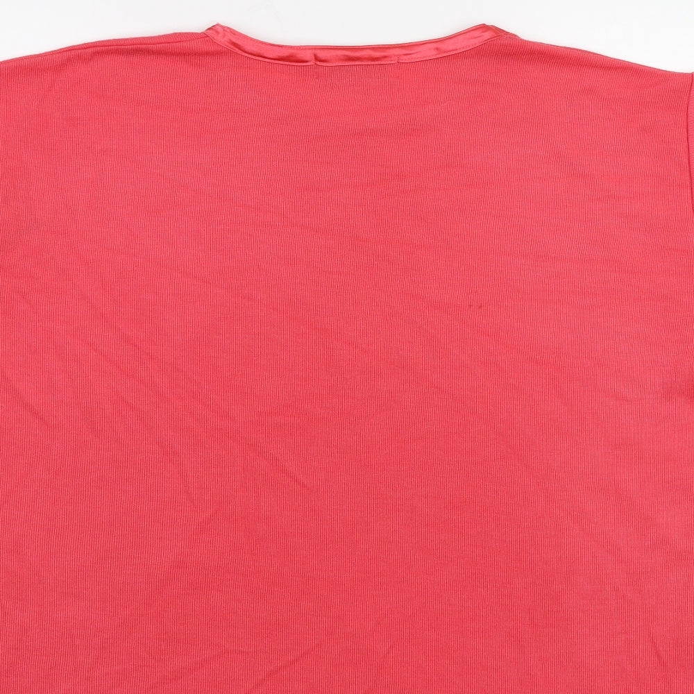 Brand and care label for Carolyn Taylor women’s pink basic t-shirt, size M