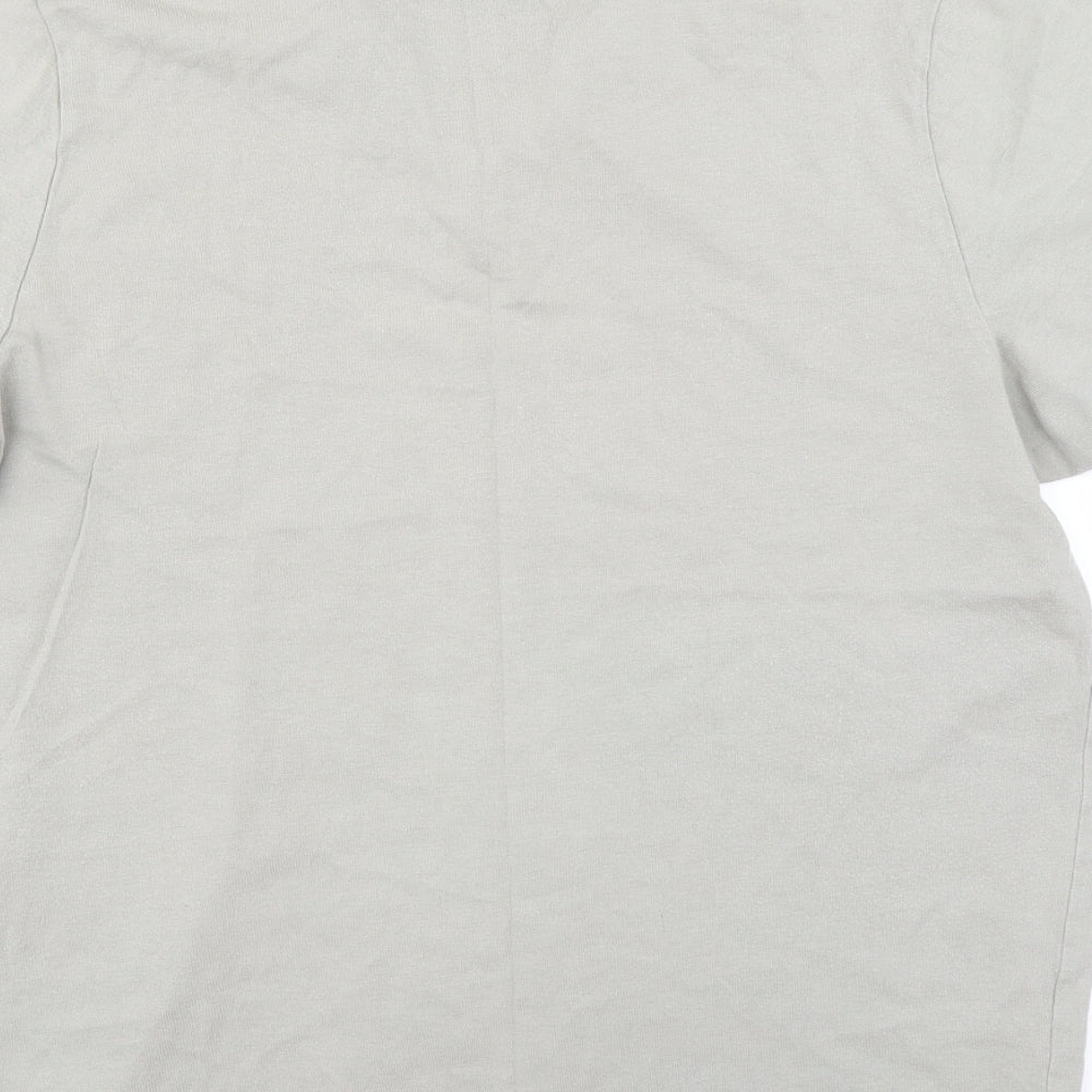 Brand and care label for Umbro men’s green polo, size M