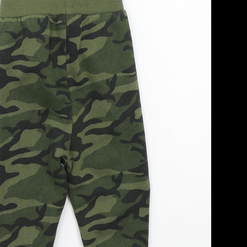 Brand and care label for Primark Baby Green Camouflage sweatpants, size 6-9, Months
