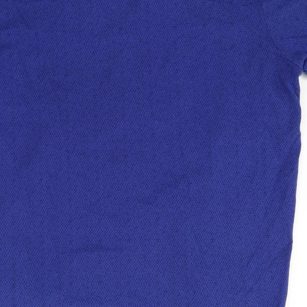 Brand and care label for ACW85 men’s blue button-up, size L
