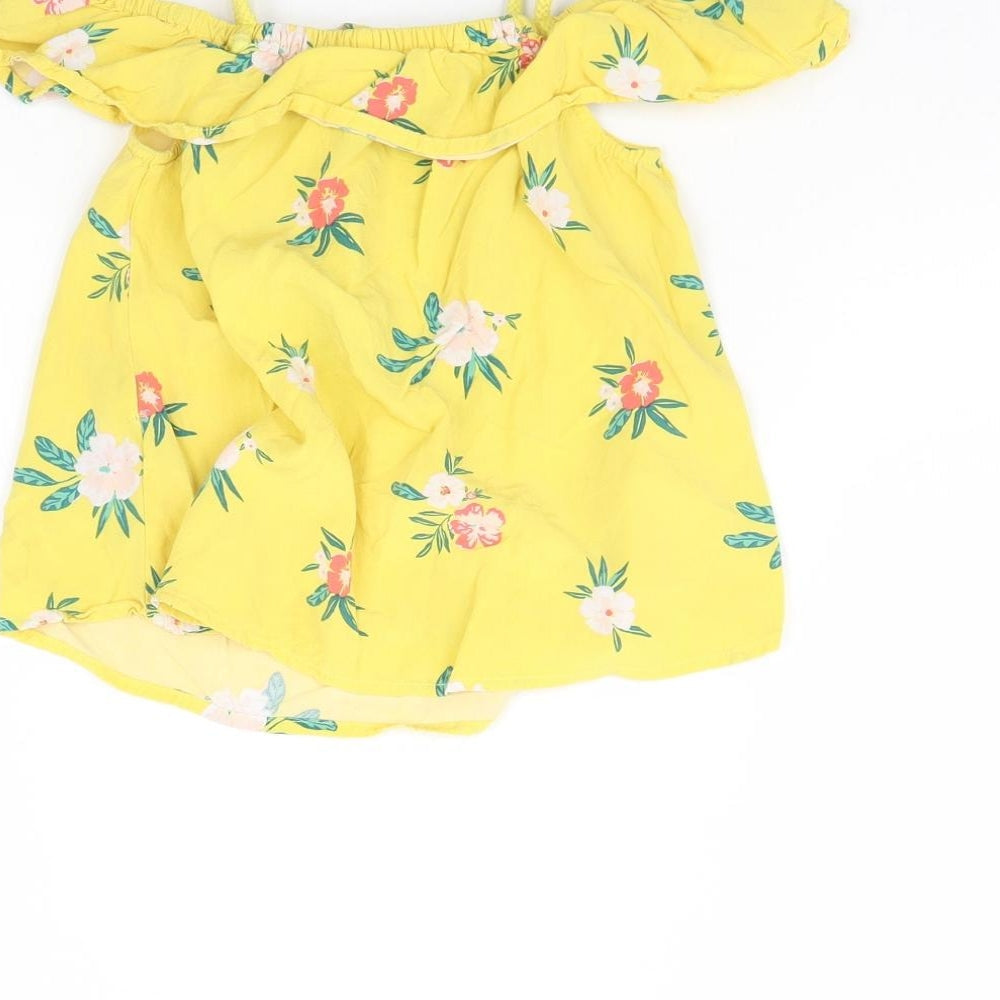 Brand and care label for Old Navy girls’ yellow floral basic blouse, size 4, years
