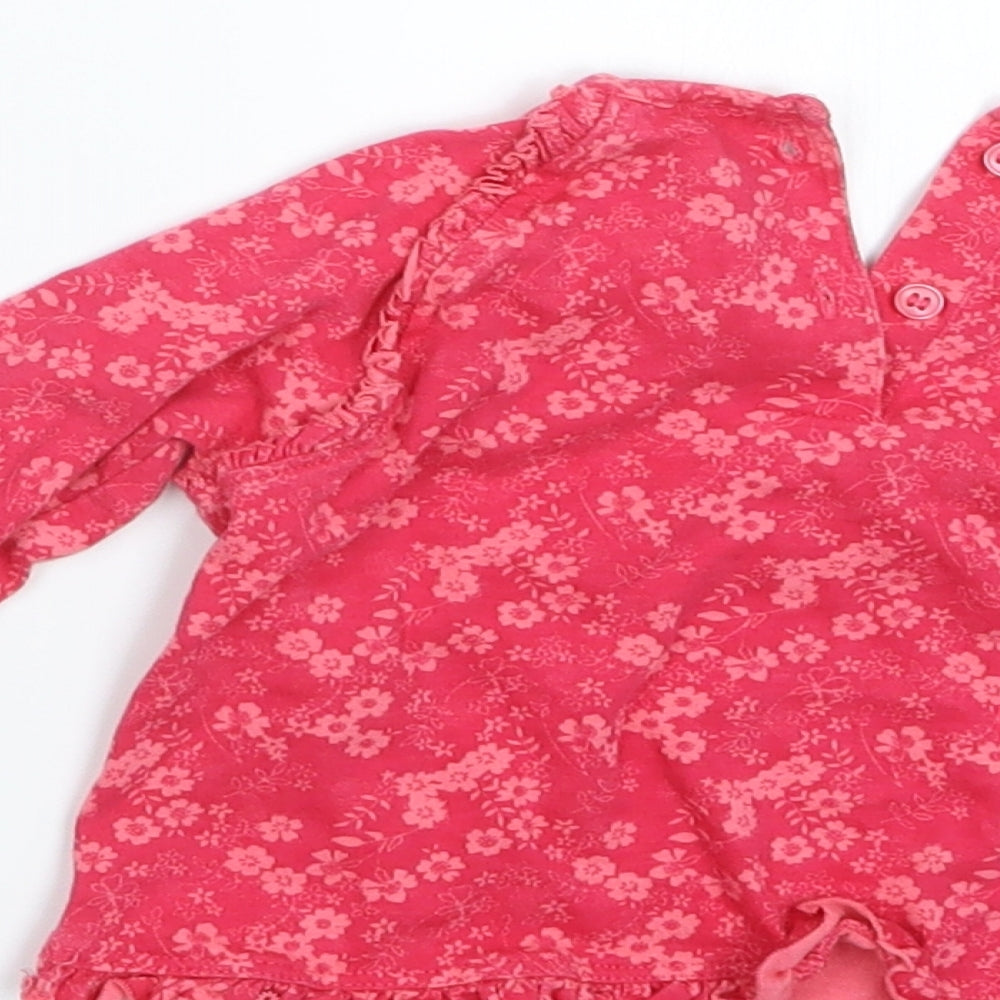 Brand and care label for Mini Club girls’ pink floral basic t-shirt, size 6-9, months