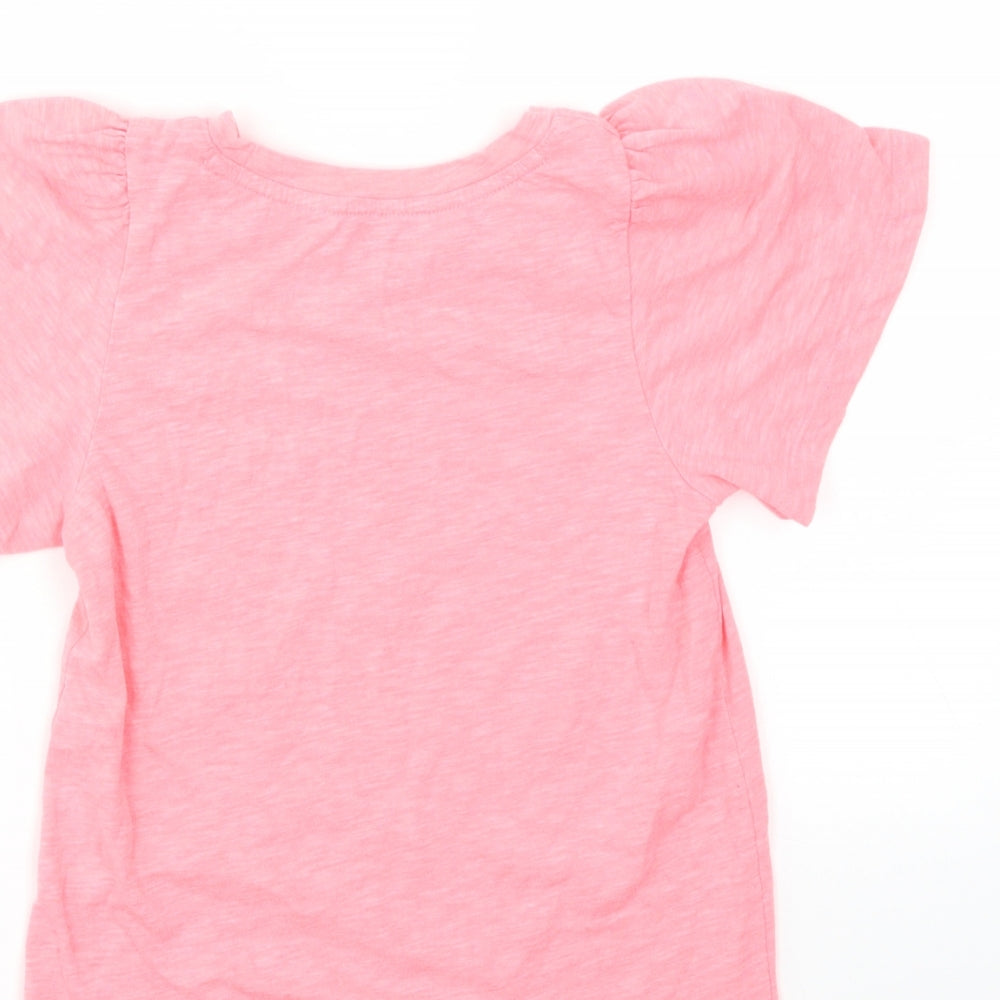 Brand and care label for Gap girls’ pink basic t-shirt, size M