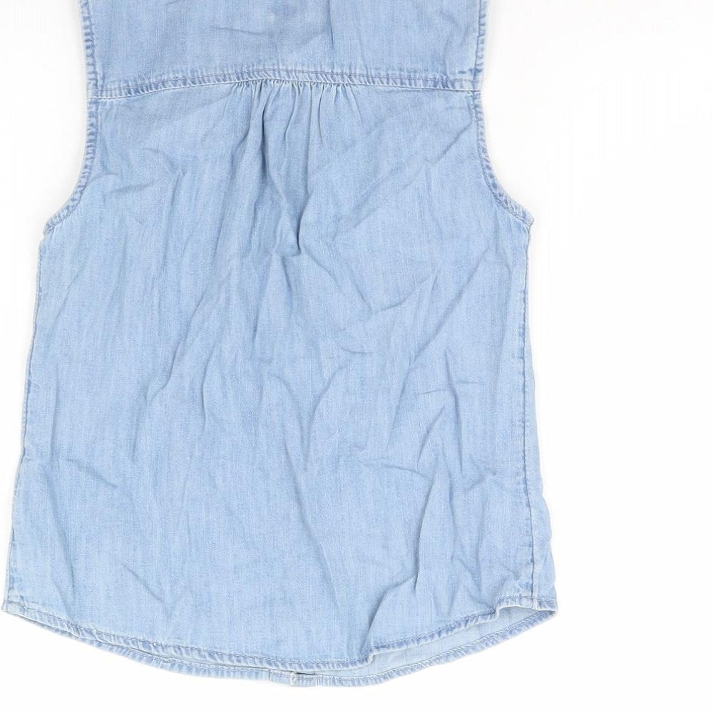 Brand and care label for Gap girls’ blue denim basic button-up, size M
