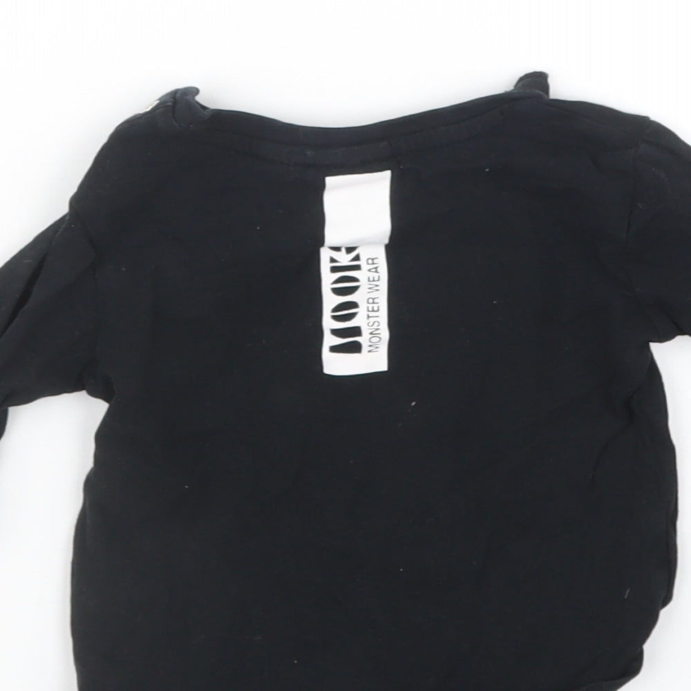 Brand and care label for MOOKS boys’ black basic t-shirt, size 3-6, months