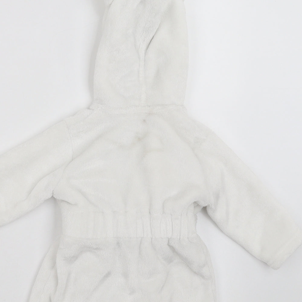 Brand and care label for Billie Baby White Solid Robe, size 3-6, Months