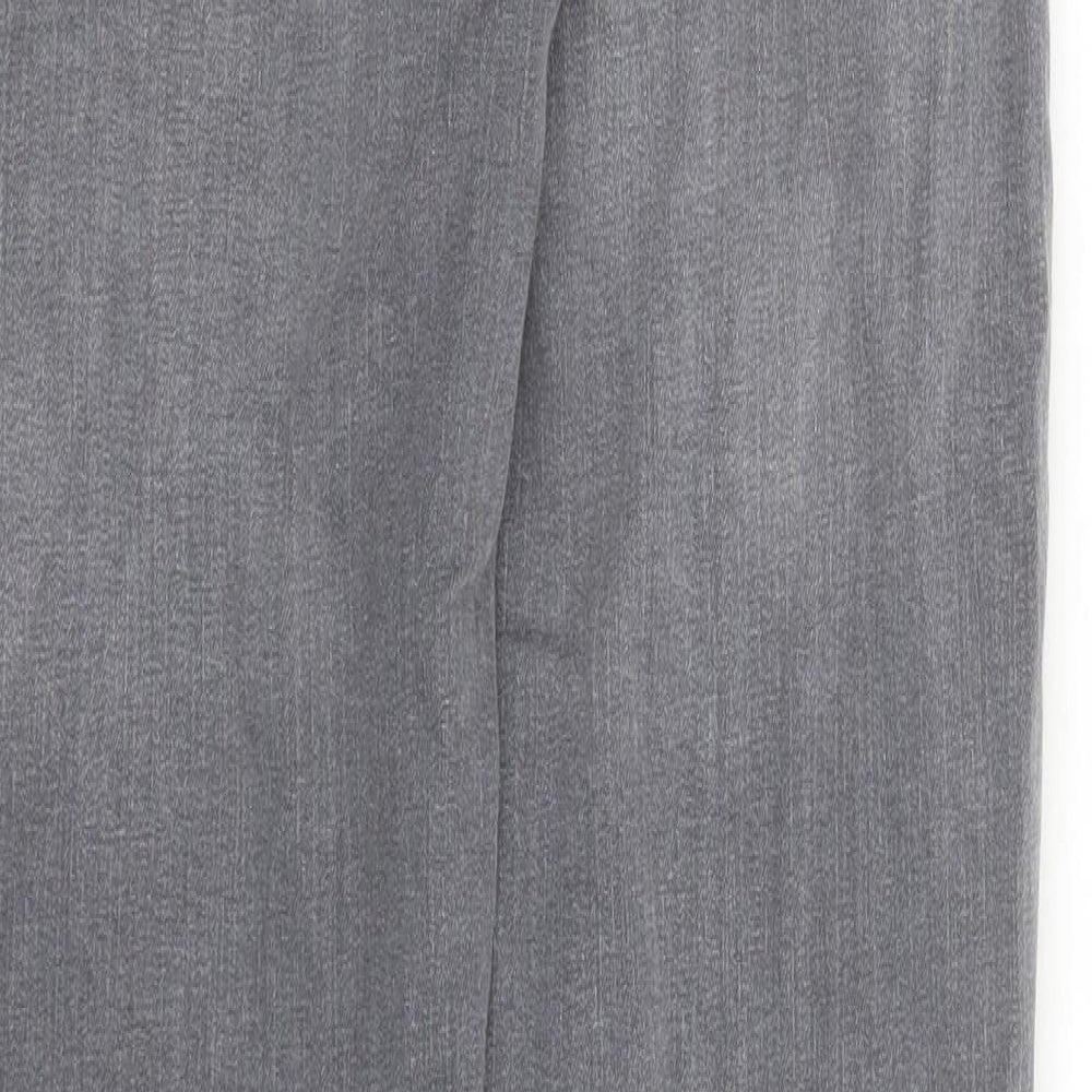 Brand and care label for Denim & Co. men’s grey cotton straight jeans, size 30, in, 29-inch leg regular button
