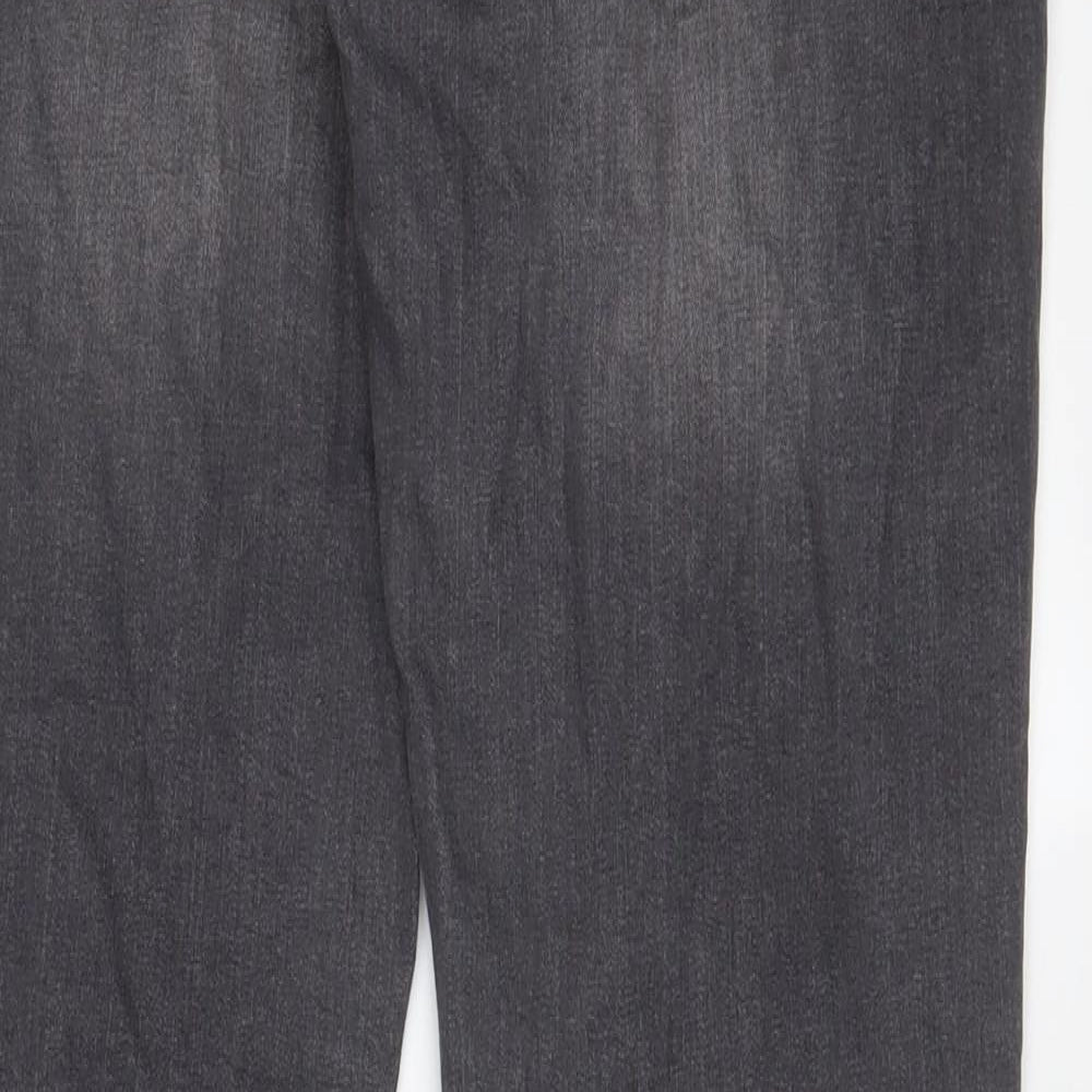 Brand and care label for Denim & Co. men’s grey cotton straight jeans, size 32, in, 32-inch leg regular button