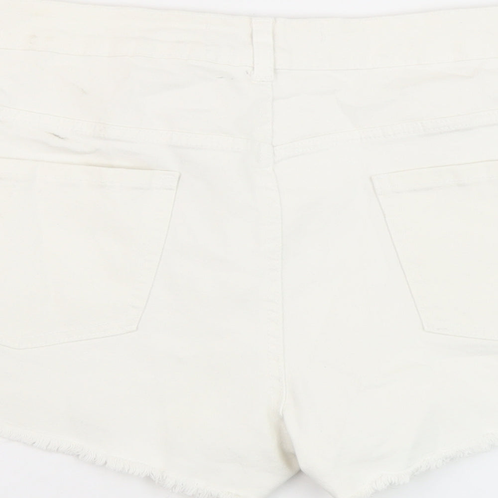Brand and care label for Denim & Co. women’s white cotton hot pants shorts, size UK 16, 4-inch leg regular button