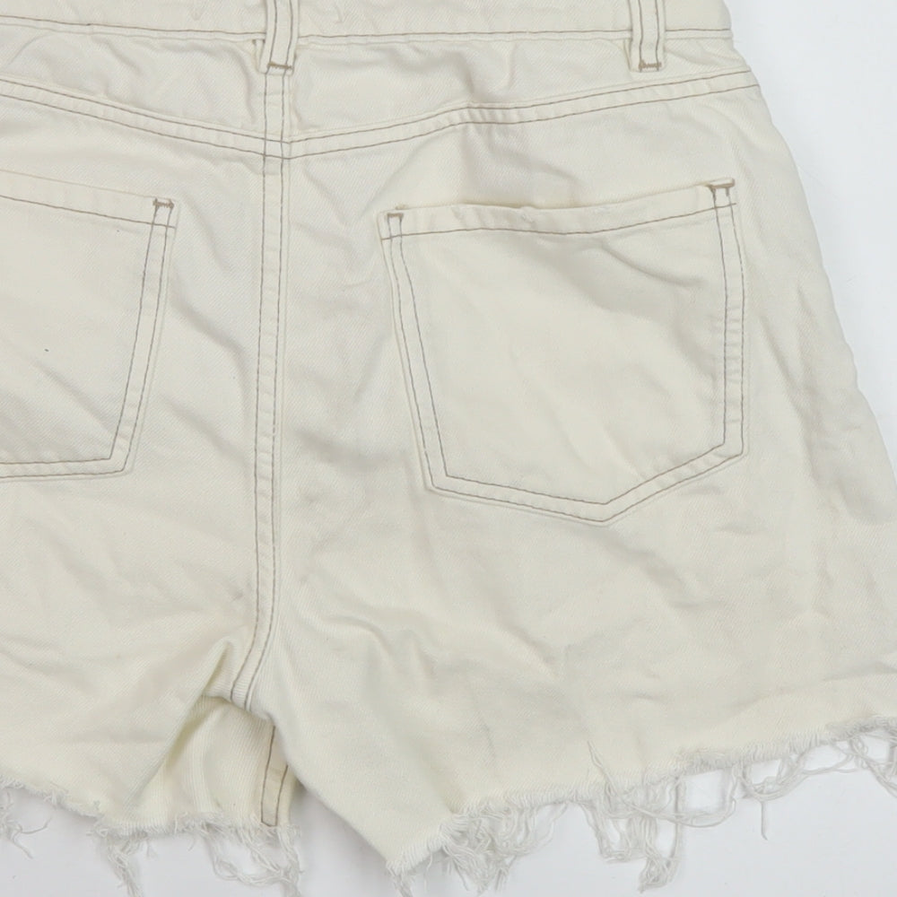 Brand and care label for Denim & Co. women’s ivory cotton mom shorts, size UK 8, 5-inch leg regular button