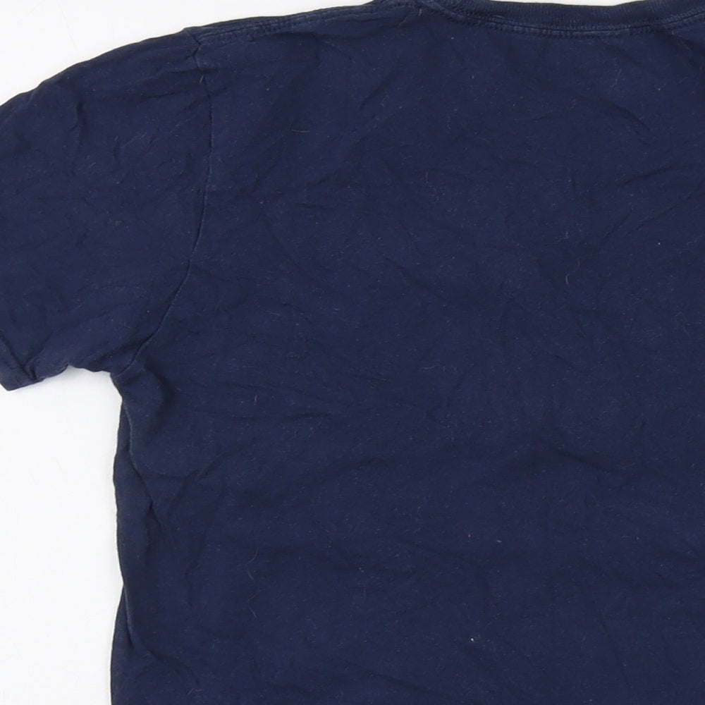 Brand and care label for Avenger men’s blue cotton t-shirt, size S, crew neck
