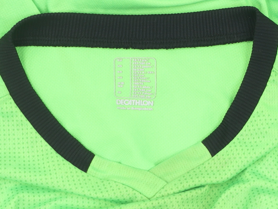 Close-up detail of Kipsta boys’' green football t-shirt, 13 years, breathable