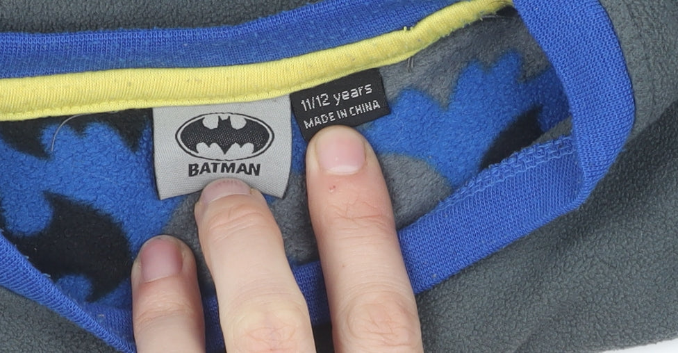 Brand and care label for Batman boys’ grey fleece pullover sweatshirt 11-12 years