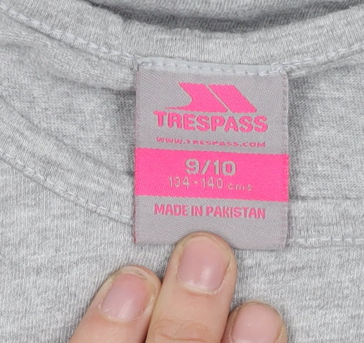 Brand and care label for Trespass girls’ grey t-shirt, short sleeve, 9-10 years