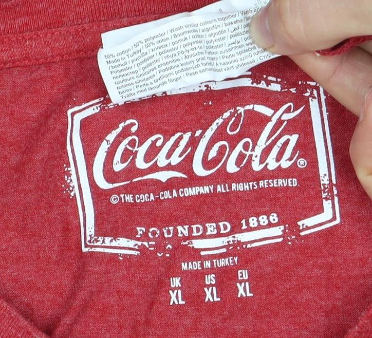 Coca-Cola Men's Red Graphic Christmas T-Shirt XL