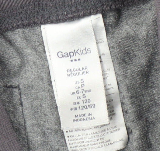 Brand and care label for GapKids boys’' grey camo sweat shorts, size 6-7, elastic waist