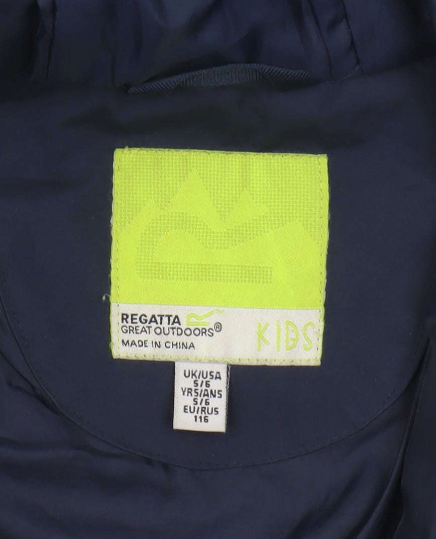 Brand and care label for Regatta boys’ blue anorak jacket, age 5-6, waterproof