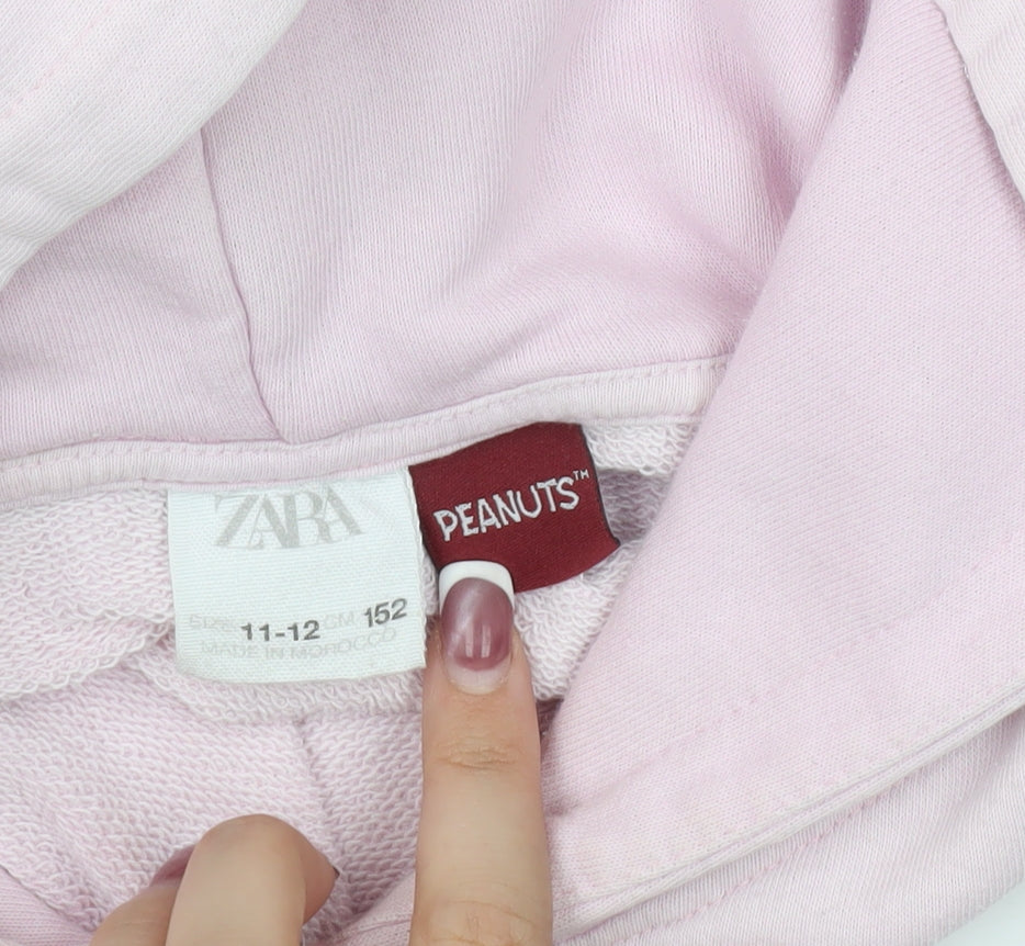Close-up detail of Zara girls’ pink peanuts snoopy hoodie 152 pullover