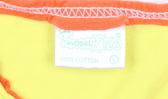 Close-up detail of Model Kids Yellow Kids T-Shirt Sleeveless Graphic Print L