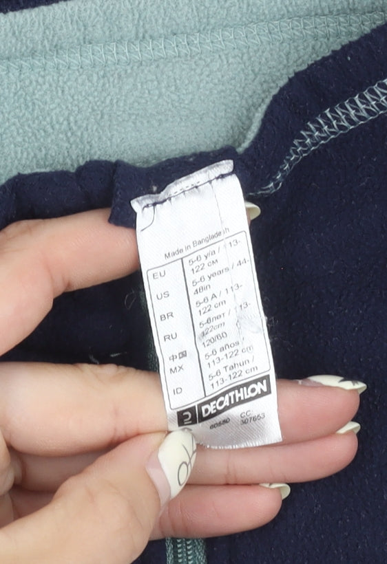 Close-up detail of Decathlon boys’ blue fleece pullover sweatshirt 7-8