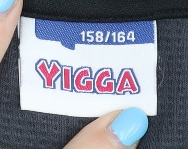 Brand and care label for Yigga boys’ black sport t-shirt, age 13-14, breathable activewear