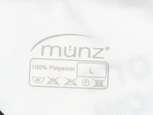 Close-up detail of Münz Men's L White Running T-Shirt V-Neck Quick Dry