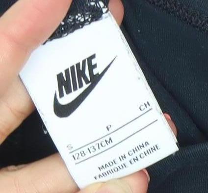 Brand and care label for Nike girls’ black ankle leggings, size 8-9, years activewear
