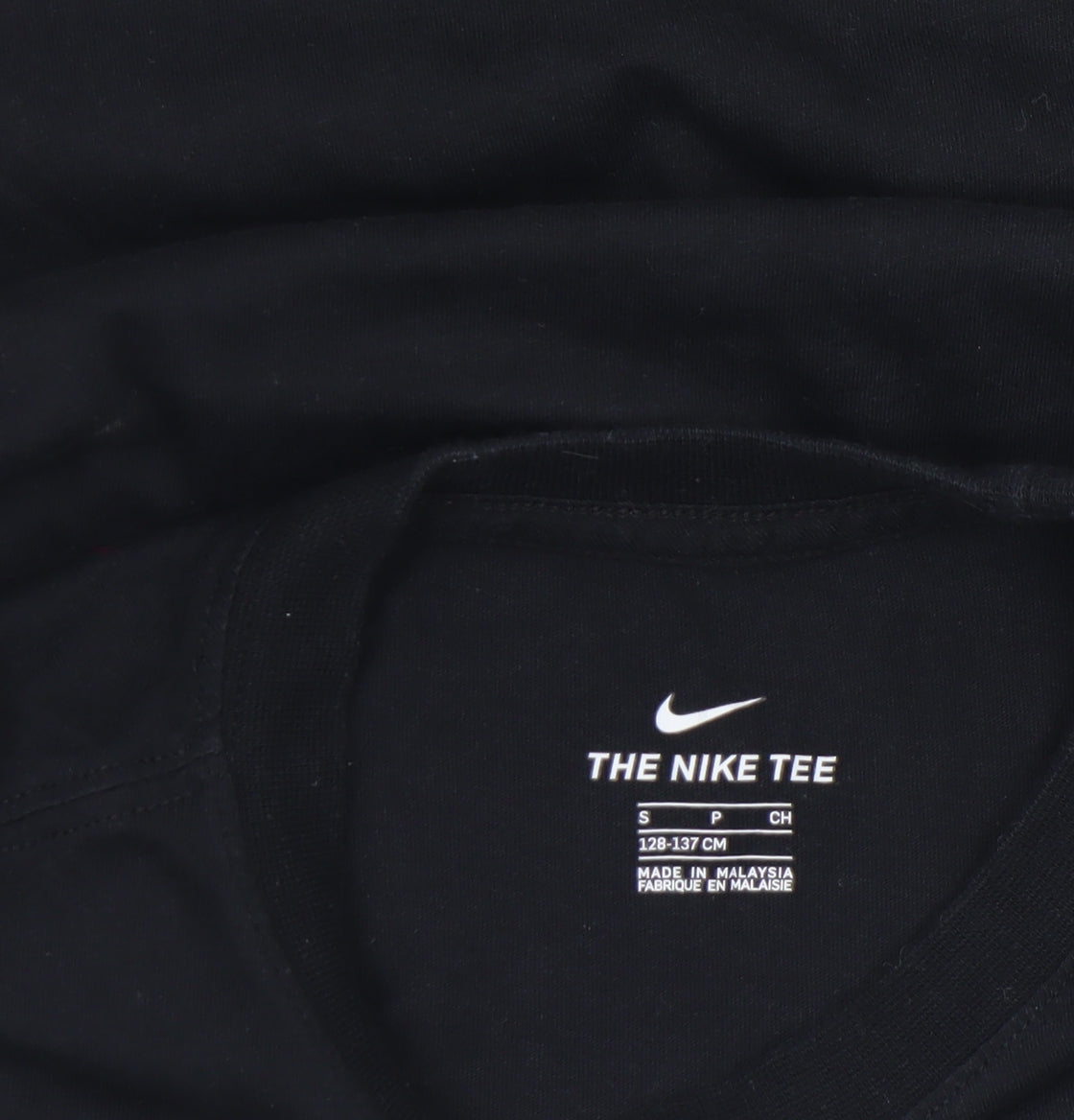 Brand and care label for Nike boys’ black red graphic short sleeve t-shirt, size S, (128-137cm)
