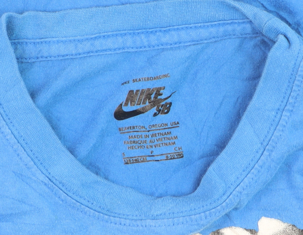 Brand and care label for Nike SB boys’ blue graphic skateboarding t-shirt, size 8-10, years