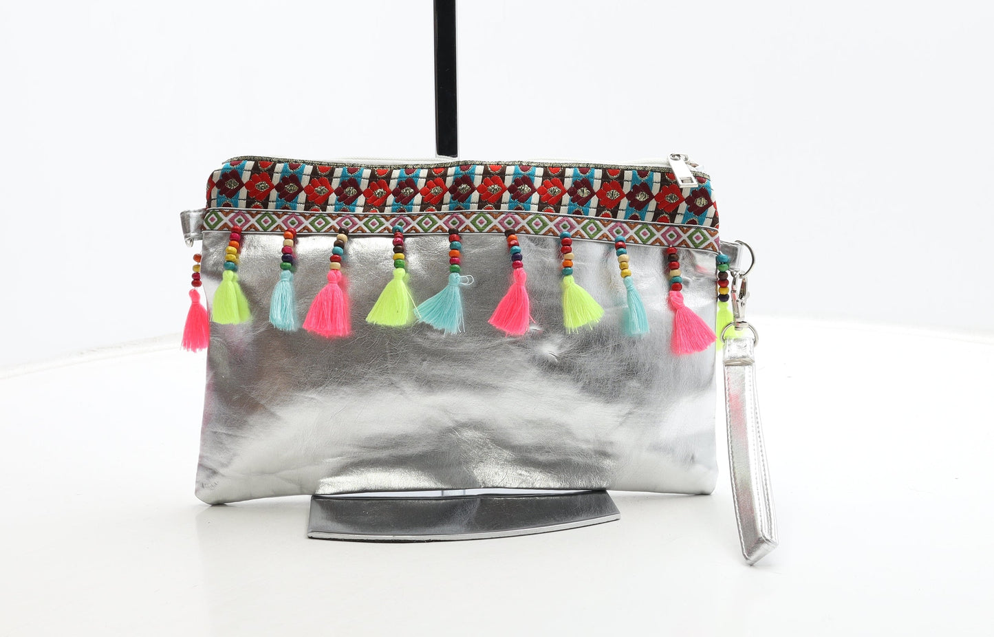 Preworn Womens Silver Geometric Polyurethane Clutch Size Small