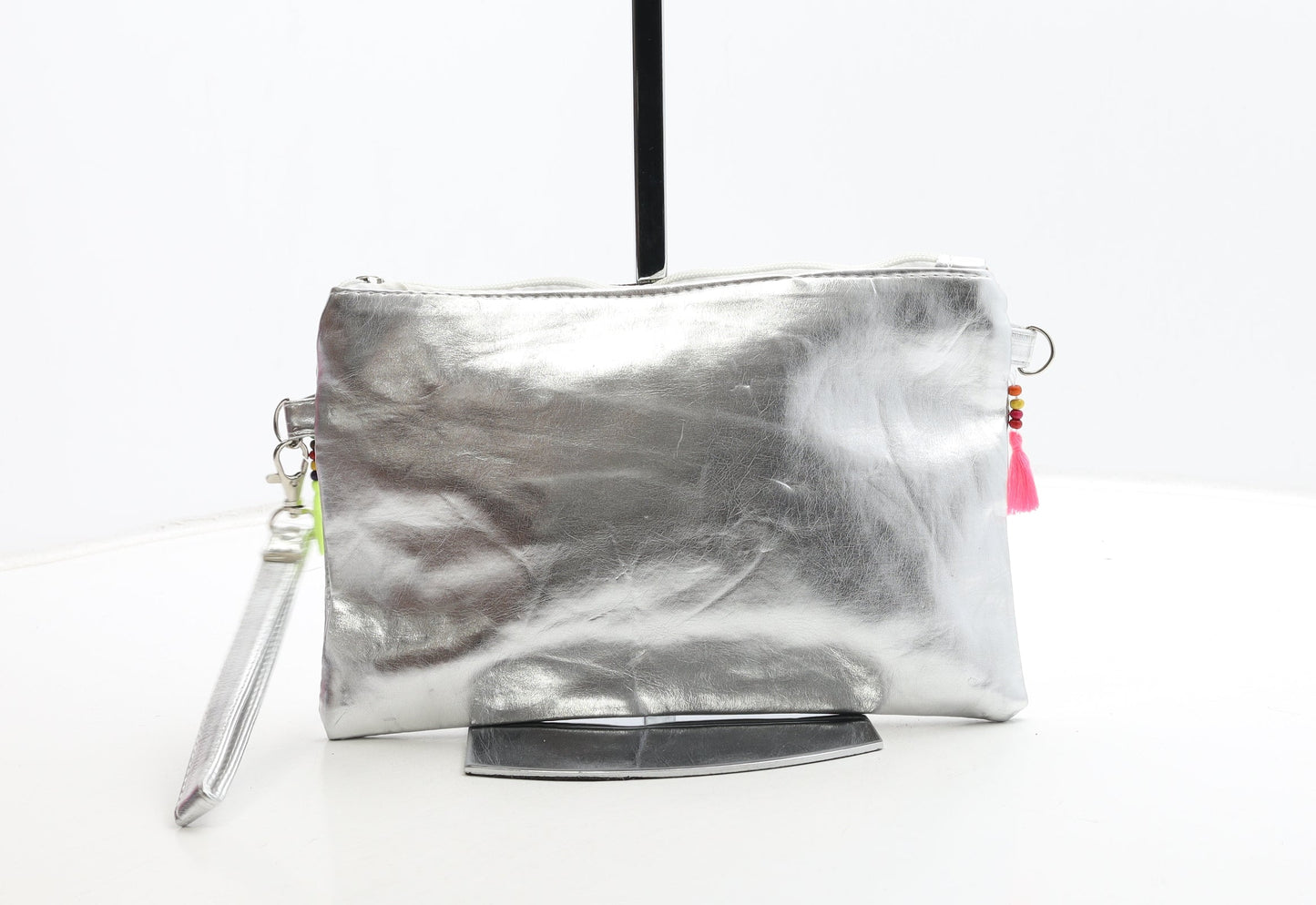 Preworn Womens Silver Geometric Polyurethane Clutch Size Small