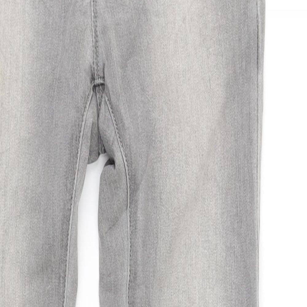 Close-up detail of Stradavarius women’s grey houndstooth straight jeans, size UK 4, 30-inch leg