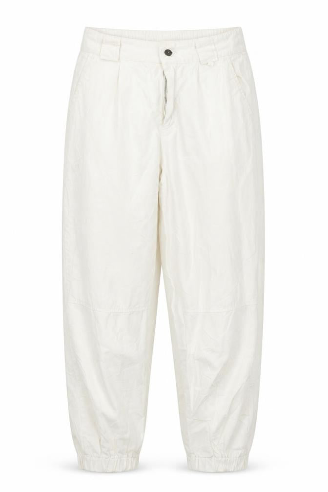 Front view of Astradivarius women’s white capri trousers, size S, 26-inch leg