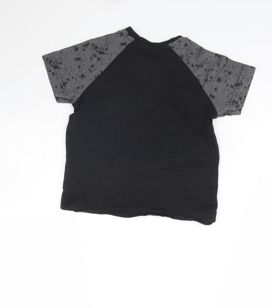 Preworn Boys Black   Basic T-Shirt Size 5 Years