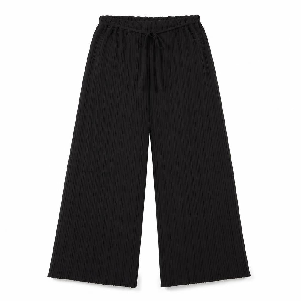Front view of Missguided women’s black polyester capri trousers, size UK 6, 24-inch leg regular