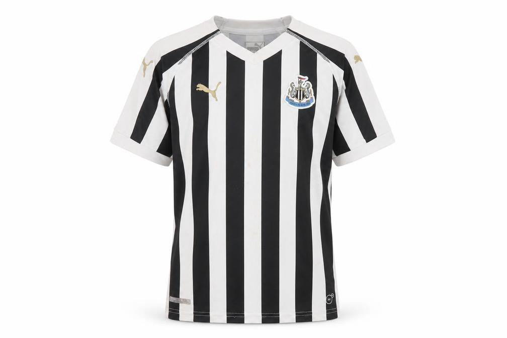 Front view of Puma boys’ black & white striped football jersey 12-13y