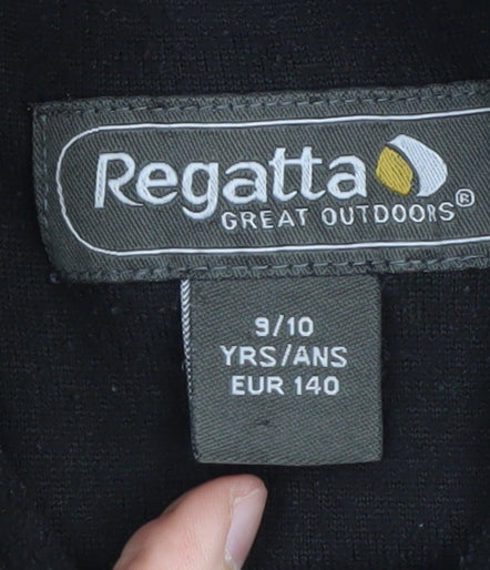 Close-up detail of Regatta boys’ black full zip fleece jacket 9-10 years