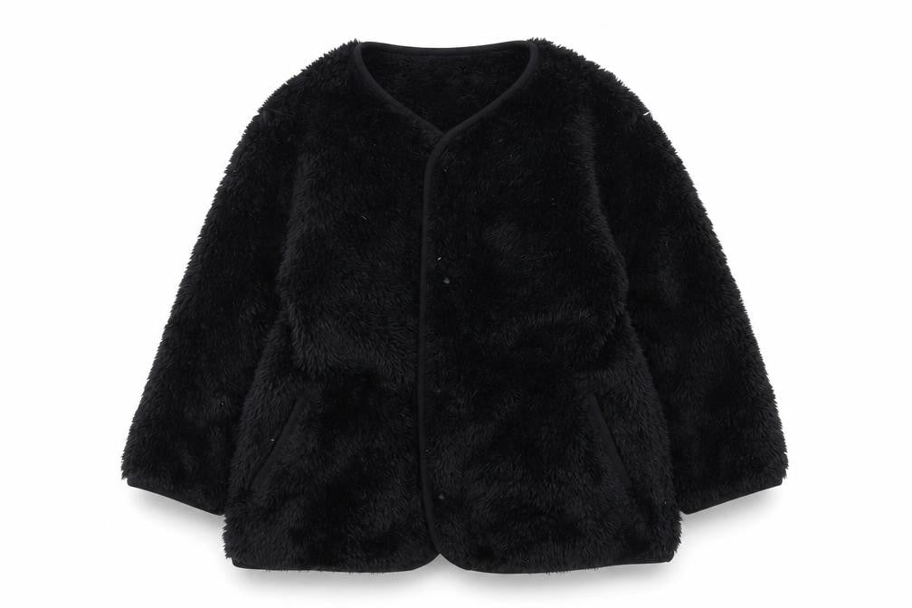 Front view of Uniqlo girls’ black fleece jacket 3-4 years