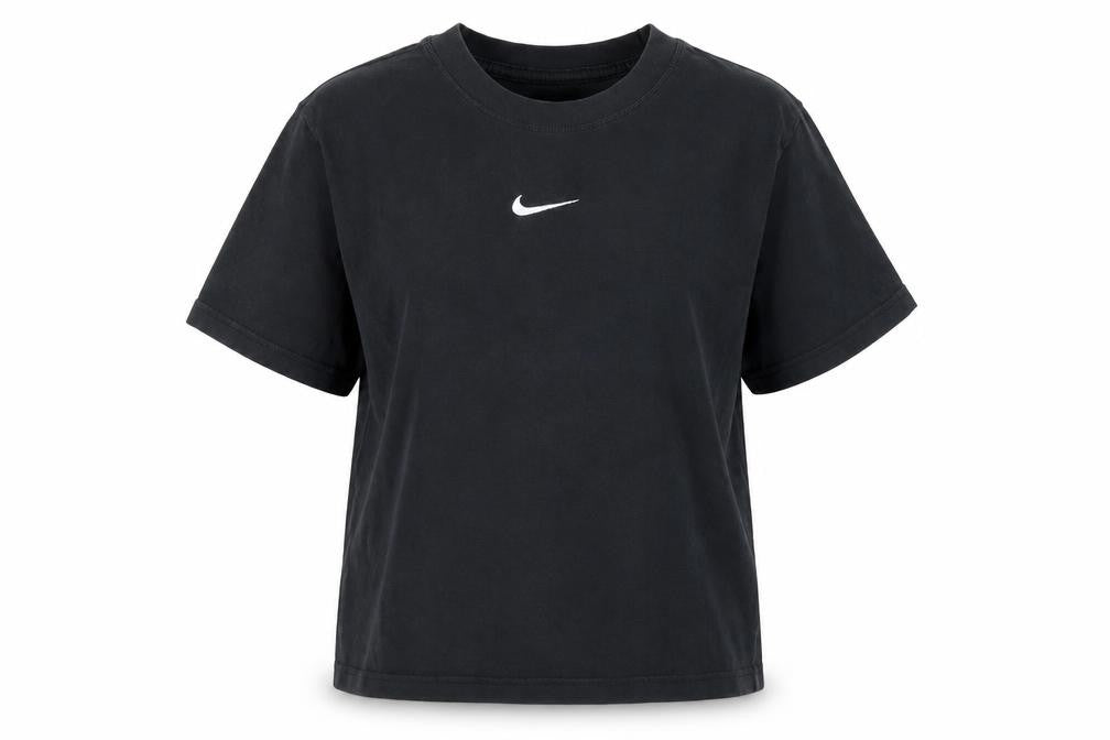 Front view of Nike girls’ black xl t-shirt, relaxed fit, 100% cotton