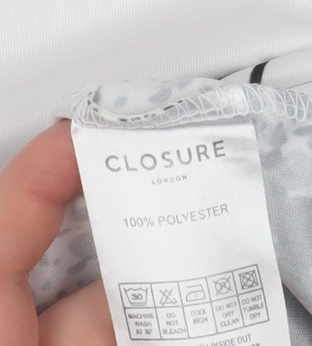 Closure London Men's White Graphic Print Crew Neck T-Shirt L