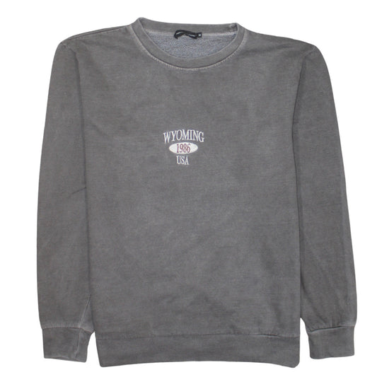 PrettyLittleThing Women Grey Pullover Sweatshirt Size M Wyoming 1986 USA Embroidered