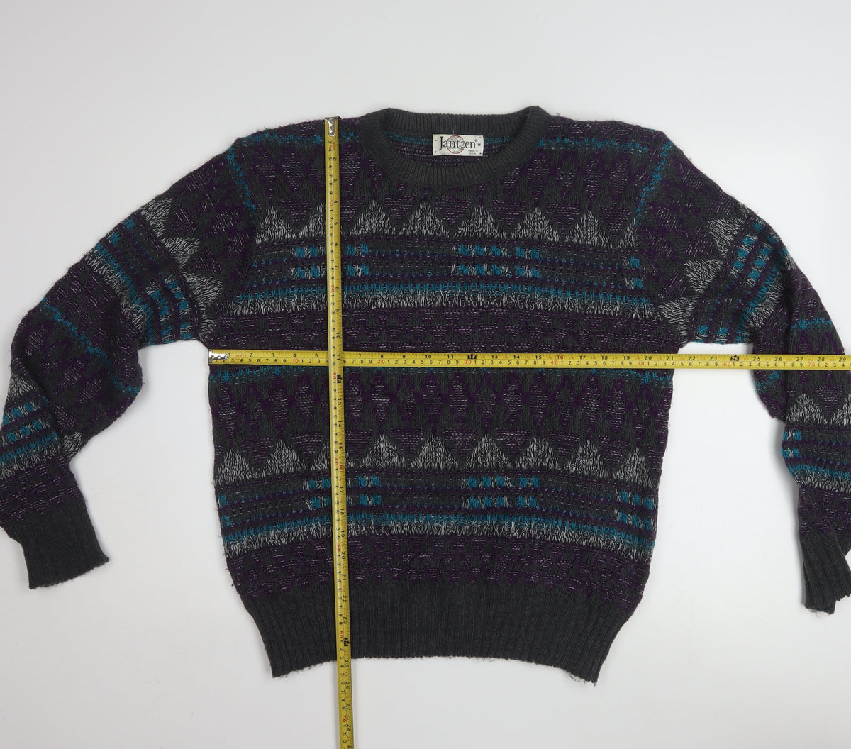 Close-up detail of Jantzen Men’s Multicoloured Geometric Knit jumper M